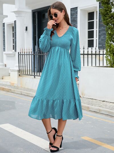 Robe à pois suisses, col en V, smockée, manches lanternes et ourlet volanté