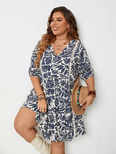 Bedrucktes Plus-Size Mini-Kleid mit V-Ausschnitt und halbem Arm